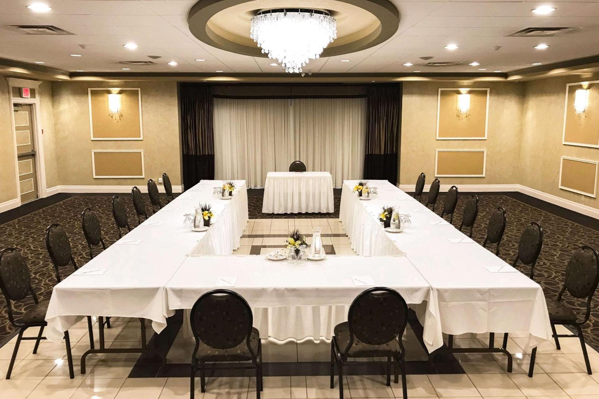 Rodeway Inn Festival Стратфорд Экстерьер фото